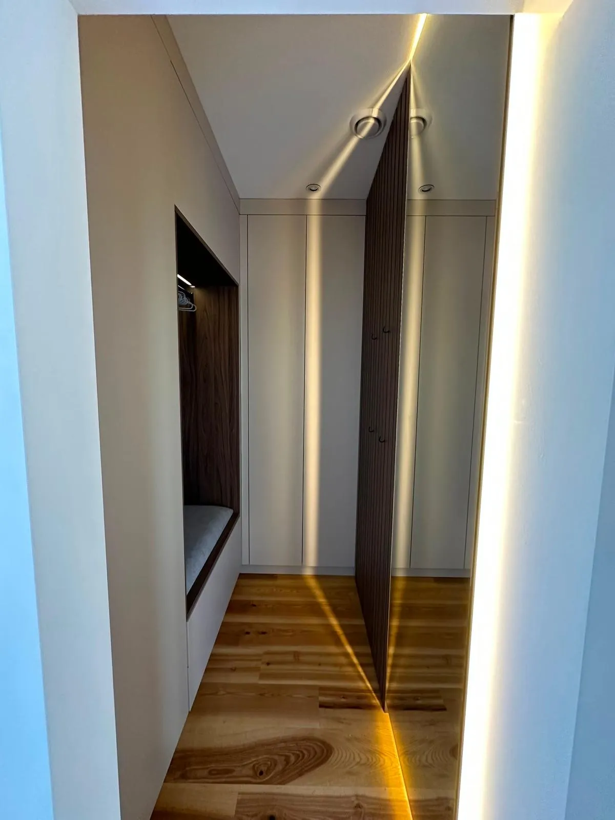 Garderobe mit Sitznische und senkrechtem Lichtstreifen