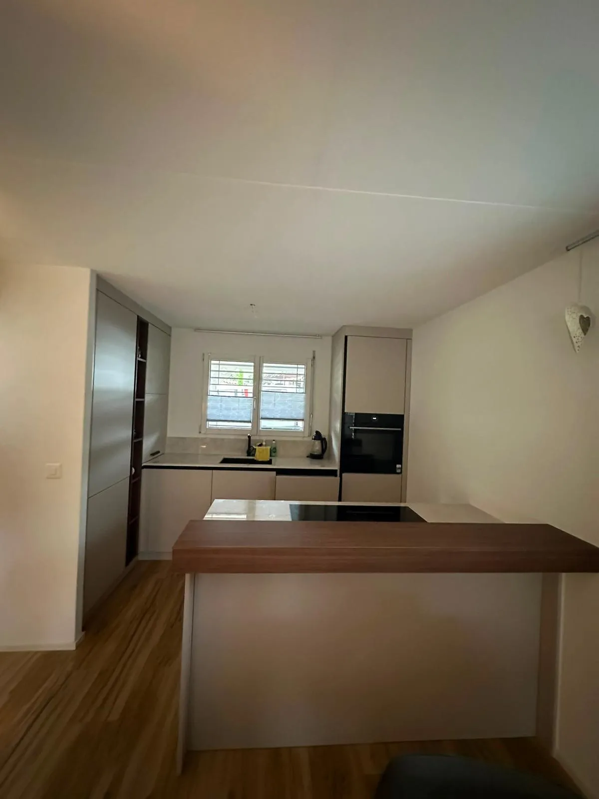 Küche mit Halbinsel und Arbeitsplatte aus Holz