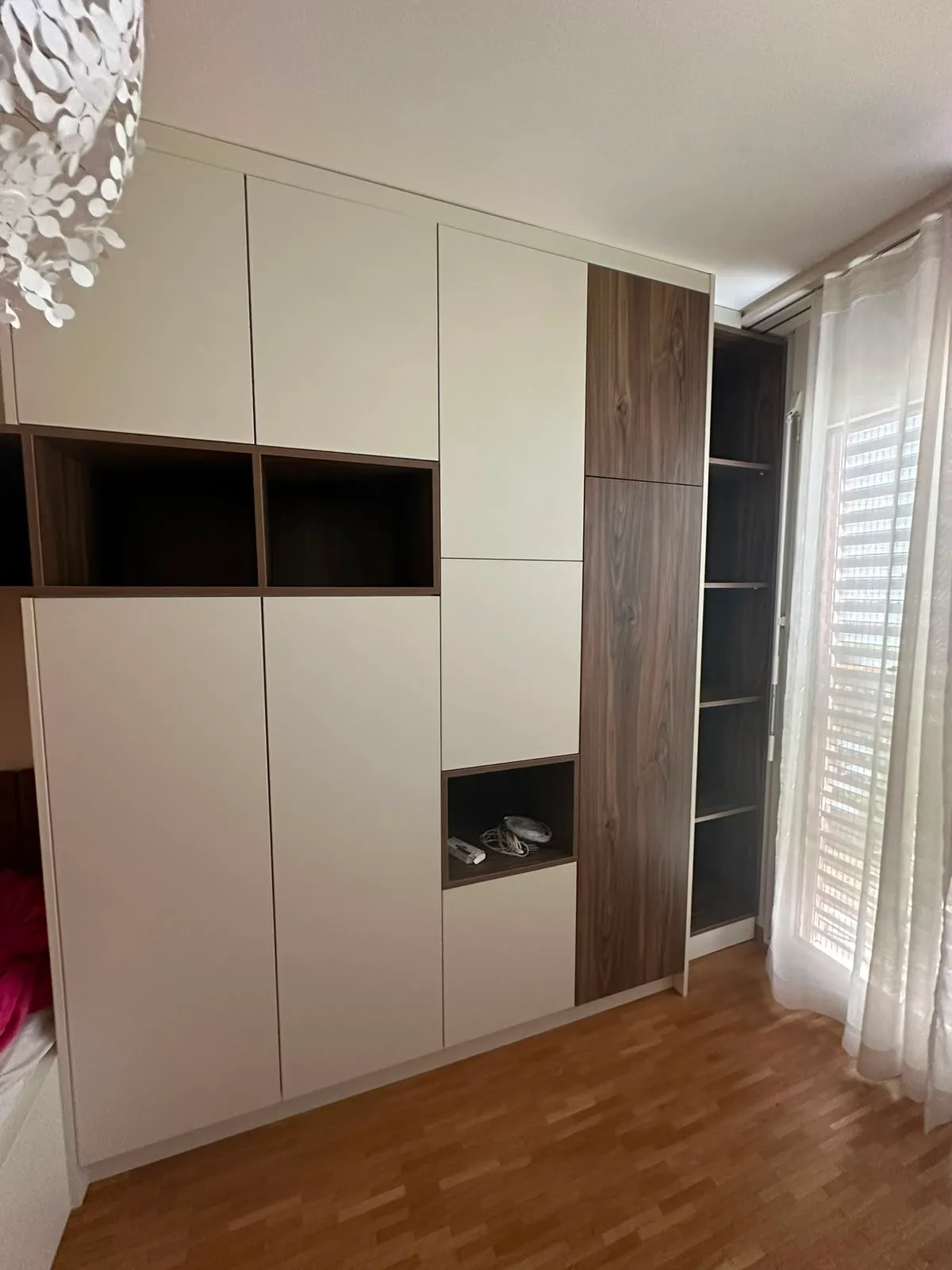 Weisse Schrankwand mit offenen Nischen in Nussbaum