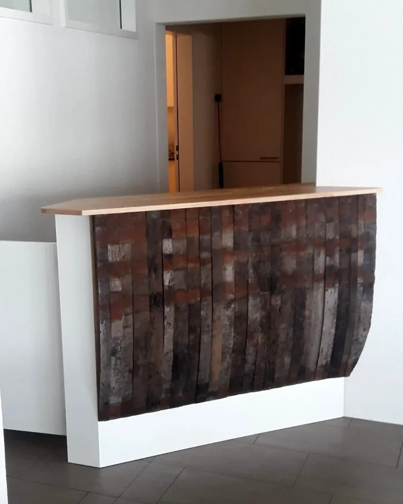 Theke mit Front aus dunklem Altholz